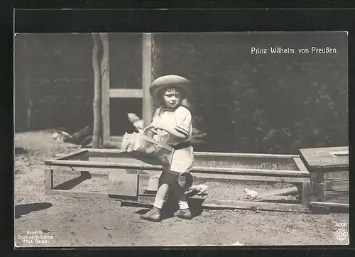 AK Prinz Wilhelm von Preussen, mit einem kleinen Korb und Küken