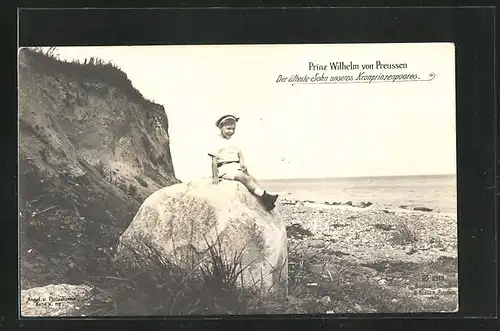 AK Prinz Wilhelm von Preussen, auf einem Stein am Strand sitzend