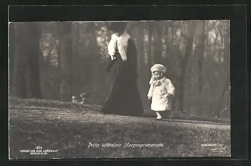 AK Prinz Wilhelm von Preussen, zur Morgenpromenade mit seiner Mutter im Park