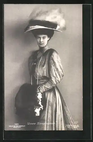 AK Kronprinzessin Cecilie, stehend mit pompösen Hut und Handwärmer