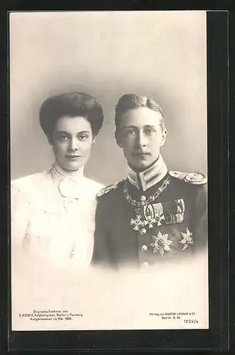 AK Kronprinzessin Cecilie, portraitiert mit ihrem Gatten in Uniform