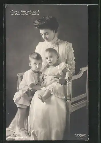 AK Kronprinzessin Cecilie, sitzend mit beiden Söhnen