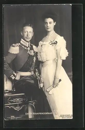 AK Kronprinzessin Cecilie, Paarfoto mit dem gatten in Paradeuniform