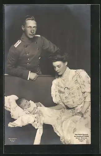 AK Kronprinzessin Cecilie, mit Gatten in Uniform und Sohn