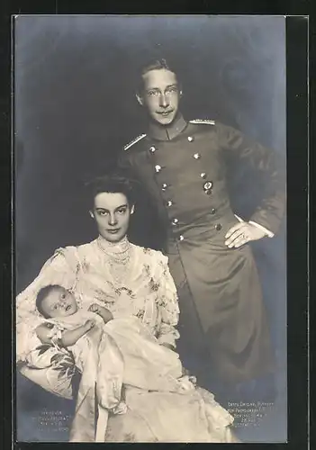 AK Kronprinzessin Cecilie, mit dem Kronprinzen und dem Sohn im Arm