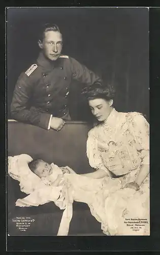 AK Kronprinzessin Cecilie, der Kronprinz in Uniform, der Sohn auf dem Sofa