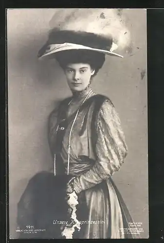 AK Kronprinzessin Cecilie, mit einem prunkvollen Hut und einem Handwärmer