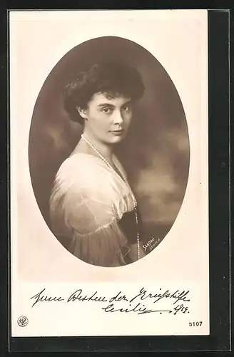 AK Kronprinzessin Cecilie, Portrait der Prinzessin mit einer Perlenkette