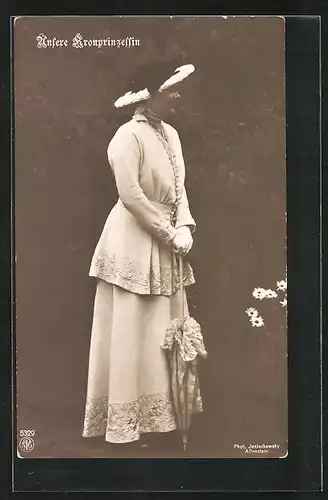 AK Kronprinzessin Cecilie, im weissen Kostüm mit einem Sonnenschirm