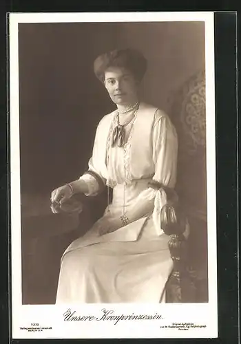AK Kronprinzessin Cecilie, in einem Stuhl sitzend