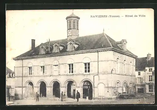 AK Ravieres, Hotel de Ville, Passanten auf dem Vorplatz