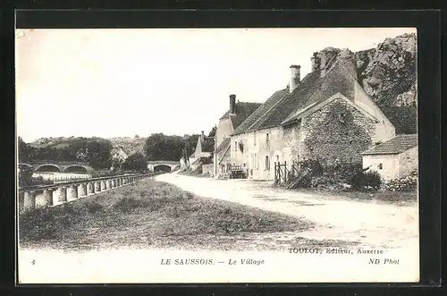 AK Le Saussois, Le Village, alte Häuser mit Blick zur Brücke