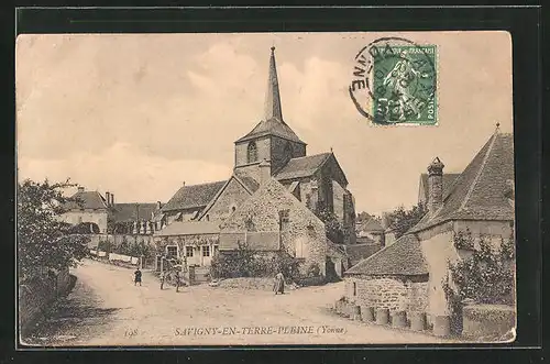 AK Savigny-en-Terre-Plaine, Kinder auf einer Strasse im Ort, Blick zur Kirche