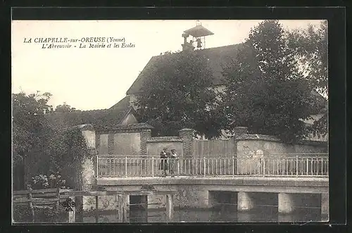 AK La Chapelle-sur-Oreuse, L`Abreuvoir, La Mairie et les Ecoles