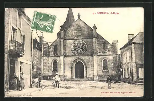 AK Courson, L`Eglise, Passanten auf dem Vorplatz der Kirche