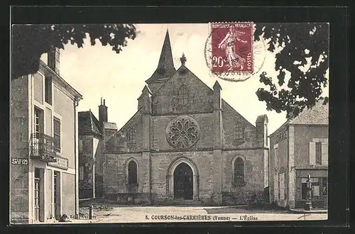 AK Courson-les-Carrieres, Auf dem Kirchenvorplatz