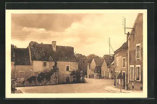 AK Courson-les-Carrieres, auf der Strasse durch die alten Wohnhäuser