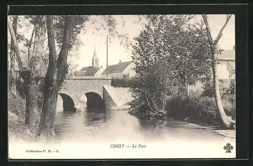 AK Chigy, Le Pont, Blick zur Kirche im Hintergrund