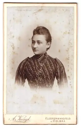 Fotografie A. Koczyk, Helbra, Portrait brünette Schönheit in bestickter Bluse