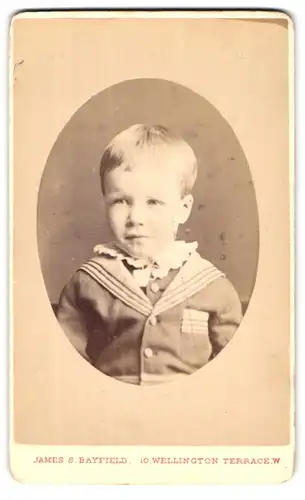 Fotografie James S. Bayfield, Hastings, 10 Wellington Terrace, Portrait süsser blonder Bube im Matrosenhemd