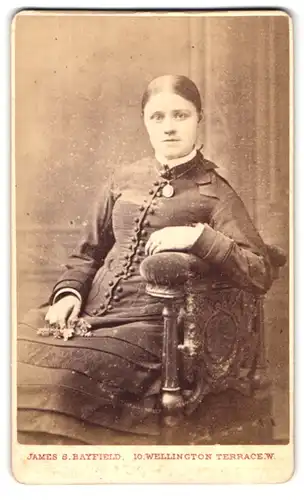 Fotografie James S. Bayfield, Hastings, 10 Wellington Terrace, Portrait schönes Fräulein im hübschen Kleid