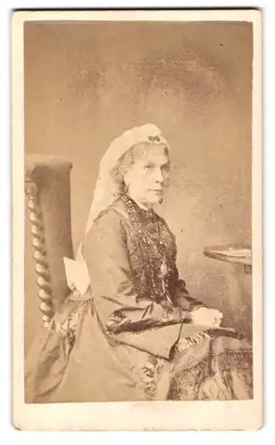 Fotografie William Davey, Dudley, 269 Castle Street, Portrait ältere Dame mit Schleier