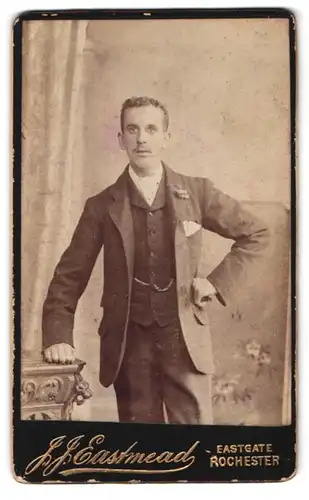 Fotografie J. J. Eastmead, Rochester, Eastgate, Portrait eleganter Herr im Anzug mit Einstecktuch