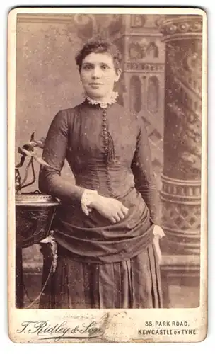 Fotografie T. Ridley & Son, Newcastle on Tyne, 35 Park Road, Portrait junge Dame im zeitgenössischen Kleid