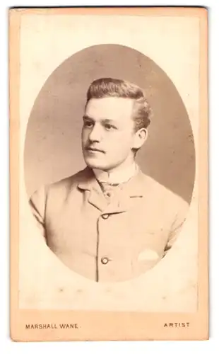 Fotografie Marshall Wane, Edinburgh, 82 George Street, Portrait junger Herr im Anzug mit Einstecktuch