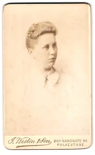 Fotografie J. Weston & Son, Folkestone, 20 Sandgate Rd., Portrait junge blonde Dame mit Hochsteckfrisur