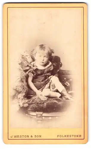 Fotografie J. Weston & Son, Folkestone, 20 Sandgate Road, Portrait niedliches Kleinkind auf einem Fell