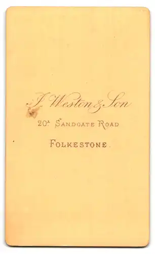 Fotografie J. Weston & Son, Folkestone, 20 Sandgate Road, Portrait niedliches Kleinkind auf einem Fell