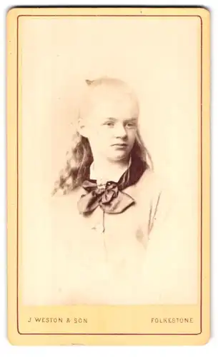 Fotografie J. Weston & Son, Folkestone, 20 Sandgate Road, Portrait blondes Mädchen mit Kragenschleife