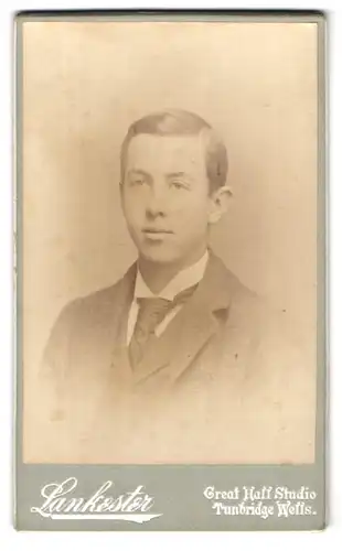 Fotografie Lankester, Tunbridge Wells, Great Hall Studio, Portrait junger Mann im Anzug mit Krawatte