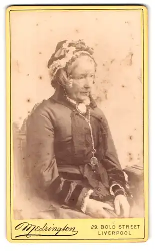 Fotografie Medrington, Liverpool, 29 Bold Street, Portrait alte Dame mit Haube und Brosche