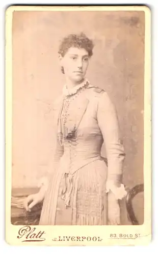 Fotografie Platt, Liverpool, 83 Bold St., Portrait junge Dame mit lockigen Haaren