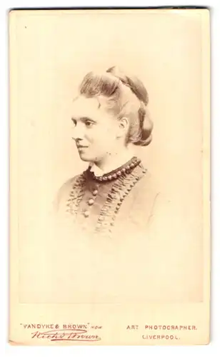 Fotografie Vandyke & Brown, Liverpool, 31 Bold Street, Portrait blonde Dame mit Hochsteckfrisur im Profil