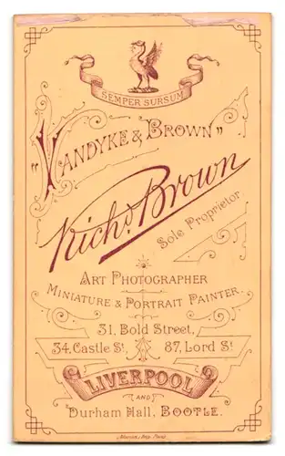 Fotografie Vandyke & Brown, Liverpool, 34 Castle Street, Portrait elegante Dame mit Flechtfrisur