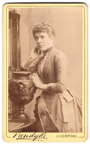 Fotografie Vandyke, Liverpool, 62 Bold Street, Portrait hübsche junge Dame mit hochgesteckten Locken