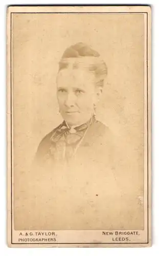 Fotografie A. & G. Taylor, Leeds, New Briggate, Portrait Dame mit Flechtfrisur