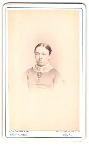 Fotografie Jackson & Co, Southsea, Palmerston Road, Portrait junge Frau mit Spitzenkragen