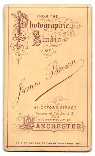 Fotografie J. Brown, Manchester, 41 Oxford Street, Portrait bürgerliche Dame mit Flechtfrisur, Brosche und Ohrring