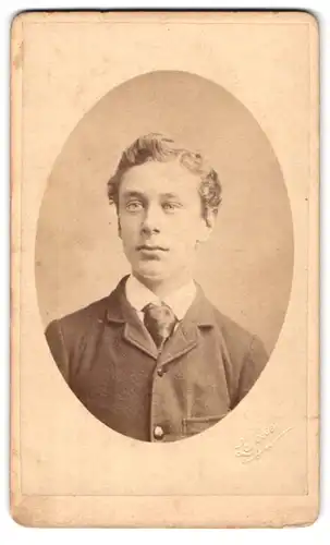 Fotografie Lafosse, Manchester, 32 Victoria St., Portrait junger blonder Mann im Anzug