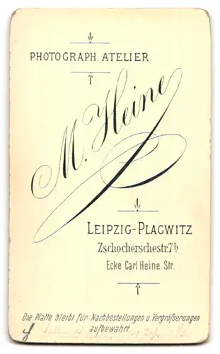 Fotografie M. Heine, Leipzig-Plagwitz, Zschocherschestr. 7b, Portrait lachendes Baby auf einem Fell