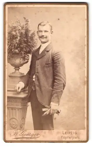 Fotografie B. Goerges, Leipzig, Töpferplatz, Portrait freundliche junger Mann mit Handschuhen