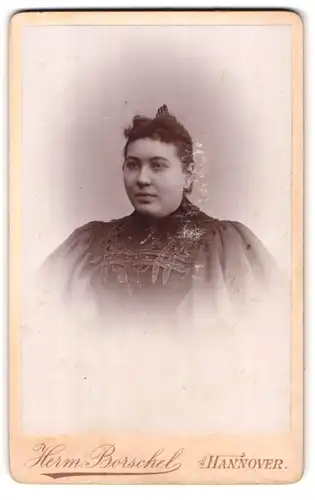 Fotografie Herm. Borschel, Hannover, Lemförderstr. 1, Portrait hübsche füllige Dame in edler Bluse