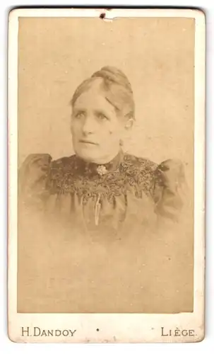 Fotografie H. Dandoy, Liege, Bd. d`Avroy 19, Portrait ältere Dame mit Haardutt