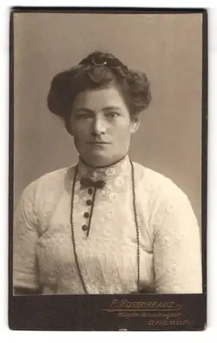 Fotografie R. Rosenkranz, Mügeln i. S., Königstr. 32, Portrait ernste Dame in Spitzenbluse mit Hochsteckfrisur