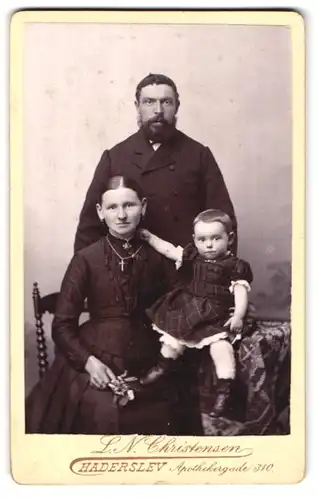 Fotografie L. N. Christensen, Haderslev, Apothekergade 310, Portrait junge Familie mit Kleinkind, Herr mit Vollbart