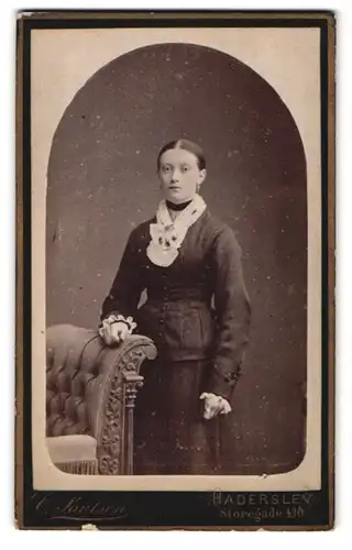 Fotografie C. Paulsen, Haderslev, 430 Storegade, Portrait Dame im edlen Kleid mit Kragenschleife